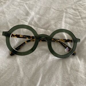 Krewe HURST - 2 colors available.
Gently used excellent condition.